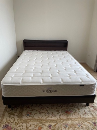 日本ベッド　ダブル　マットレスとベッドフレーム