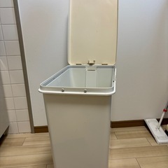 ゴミ箱の画像