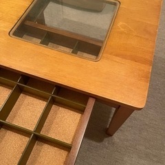 おしゃれなコレクションテーブルの画像