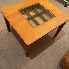 おしゃれなコレクションテーブルの画像