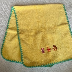 ★決まりました★新品ですが少し汚れあります★プーさんタオル&ブランド大判ハンカチ2枚の画像