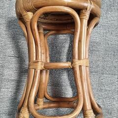 籐製スツールの画像