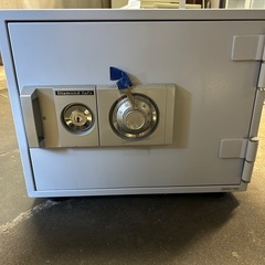 小型の耐火金庫の画像