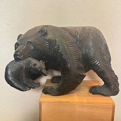 【北海道産】木彫りの熊 鮭を咥えた姿 彫刻 インテリア置物