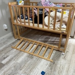 木製ベビーベッドの画像
