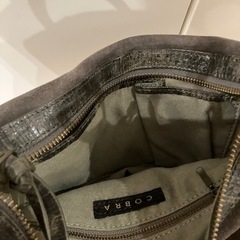 【大幅値下げ】2万円相当　COBRA 肩掛けハンドバッグ　グレー（カーキ）　の画像