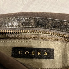 【大幅値下げ】2万円相当　COBRA 肩掛けハンドバッグ　グレー（カーキ）　の画像