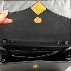 プロフ必読　留め具リバーシブルハンドバック✨の画像