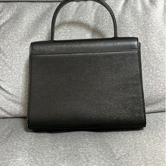 プロフ必読　留め具リバーシブルハンドバック✨の画像