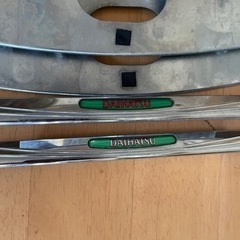 古いタイプのダイハツのシルバー純正ナンバープレートの画像