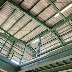 シャッター屋根付き室内貸しガレージ、貸し倉庫　多気郡多気町💡ヴィソンすぐ近く💡　店舗作業スペース、物置きに最適、電動リフト完備！🉑駐車場複数可能❗️ − 三重県