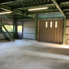 シャッター屋根付き室内貸しガレージ、貸し倉庫　多気郡多気町💡ヴィソンすぐ近く💡　店舗作業スペース、物置きに最適、電動リフト完備！🉑駐車場複数可能❗️ - 多気郡