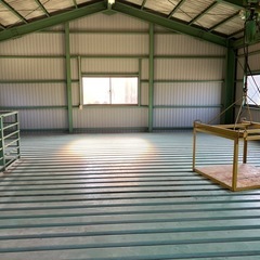 シャッター屋根付き室内貸しガレージ、貸し倉庫　多気郡多気町💡ヴィソンすぐ近く💡　店舗作業スペース、物置きに最適、電動リフト完備！🉑駐車場複数可能❗️ - 賃貸（マンション/一戸建て）
