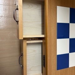 天板・コンセント付き食器棚の画像