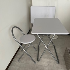 折りたたみ式デスクチェアセットの画像