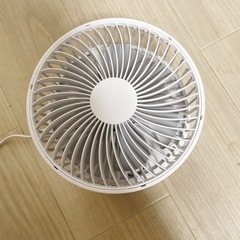 USB充電卓上扇風機の画像