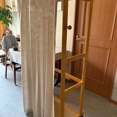 木製キャスター付きハンガーラックの画像