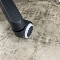 O2408-515 キャスター付スツール 低反発 汚れあり 中古①の画像