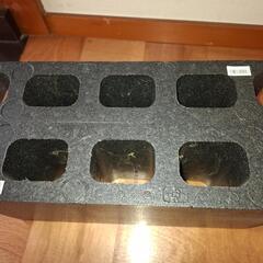 黒色の発泡スチロールのブロック