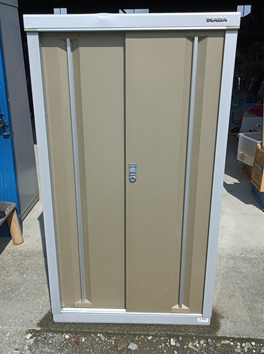 ★［八4599］【中古品】イナバ物置 幅約90cm 奥行き約60cm 高さ約160cm 扉スムーズ　鍵無し　現状渡し　早い者勝ち