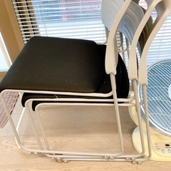 スタッキングチェアの画像