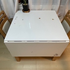 テーブルと椅子2つ
