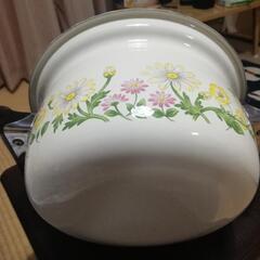 ホーロー両手鍋 花柄 未使用品 の画像