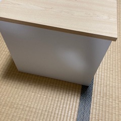 小さい台(コンセント付き)の画像