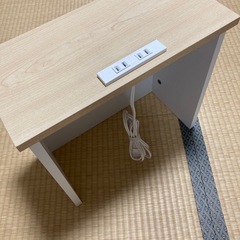 小さい台(コンセント付き)の画像