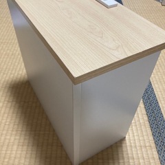 小さい台(コンセント付き)の画像