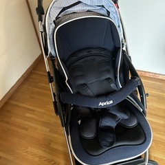 aprica ベビーカーの画像
