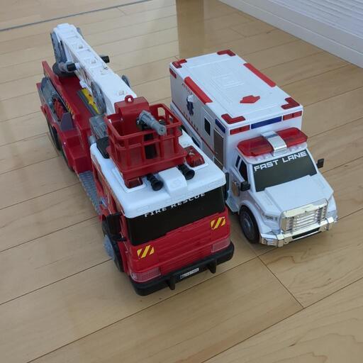 救急車と消防車