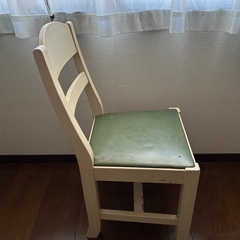 白い椅子　アンティーク風チェアの画像