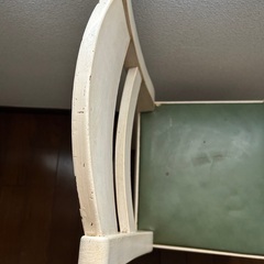白い椅子　アンティーク風チェアの画像