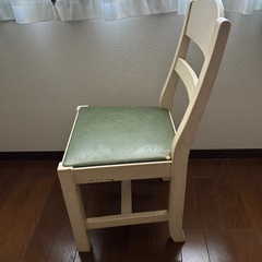 白い椅子　アンティーク風チェアの画像