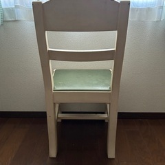 白い椅子　アンティーク風チェアの画像
