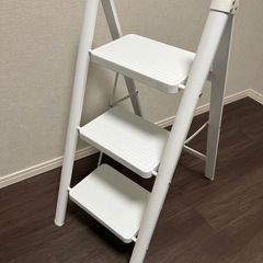 [取引中⚠️8/21まで]真っ白3段脚立