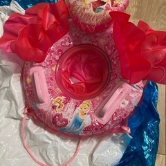 プールと浮き輪セットの画像