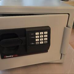 美品 プッシュ式耐火金庫