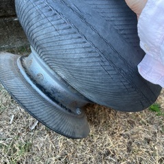 廃タイヤとホイルの大きな植木鉢の画像