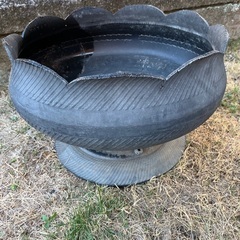 廃タイヤとホイルの大きな植木鉢の画像