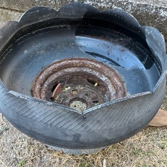 廃タイヤとホイルの大きな植木鉢の画像