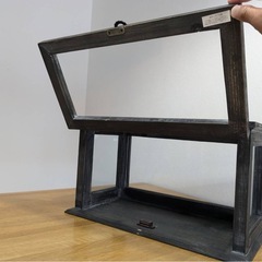 アンティーク飾り棚の画像