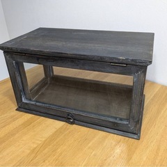 アンティーク飾り棚の画像