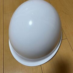 白の防災用ヘルメットです。