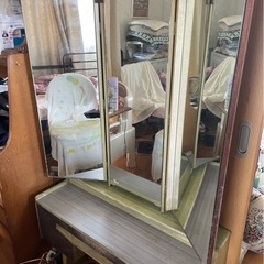 レトロな三面鏡の画像