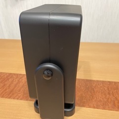 マジックミラー。化粧鏡。顔の右と左の反対側から見れるマジックミラー。お化粧する時いつもと違うって感じを実感して下さい。高さ23㌢×幅22㌢奥行10㌢。片面は普通の鏡ですがもう一方は三角形に鏡が折れ曲げてあります。の画像