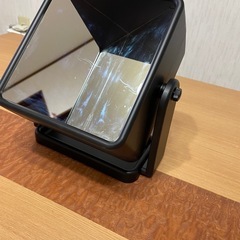 マジックミラー。化粧鏡。顔の右と左の反対側から見れるマジックミラー。お化粧する時いつもと違うって感じを実感して下さい。高さ23㌢×幅22㌢奥行10㌢。片面は普通の鏡ですがもう一方は三角形に鏡が折れ曲げてあります。の画像