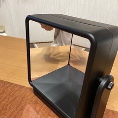 マジックミラー。化粧鏡。顔の右と左の反対側から見れるマジックミラー。お化粧する時いつもと違うって感じを実感して下さい。高さ23㌢×幅22㌢奥行10㌢。片面は普通の鏡ですがもう一方は三角形に鏡が折れ曲げてあります。の画像