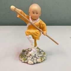 未使用　中国の武道少年 置物 少林寺カンフーアート僧棒付き ヴィ...